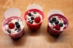 Haferflockenbrei mit Beeren für Kleinkinder