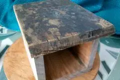 Harz von Insektenhotel aus Holz entfernen