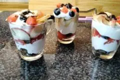 Paradies-Creme-Dessert mit Früchten