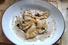 Selbstgemachte Ravioli mit Pilzfüllung