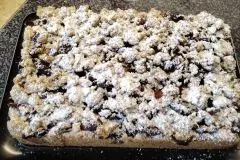 Zwetschgenkuchen mit Rumrosinen und Streuseln