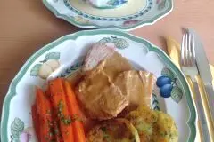 Kalbsbraten aus dem Ofen mit Weißwein-Rahmsoße