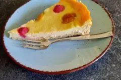 Käsekuchen-Tarte mit Mirabellen und Himbeeren
