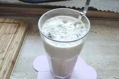 Eiskaffee mit Vanilleeis, Milch & Sahne