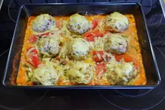 Knödel-Auflauf mit Gemüse & Tomatensoße