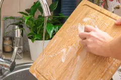 Schneidebrett richtig trocknen – Trick gegen Schimmel