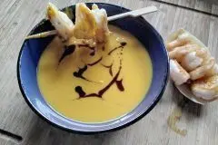 Kürbissuppe mit Kokosmilch, Mango & Garnelen