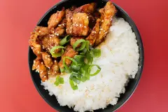 Karamellisierte Hähnchenbrust mit Reis (asiatische Art)