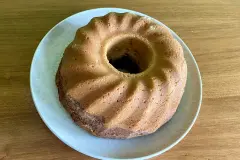 Kuchen leichter aus Form lösen – Trick mit Mehl