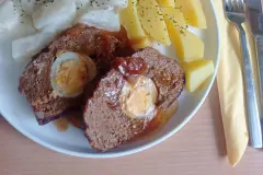 Hackbraten mit Ei in Zwiebelsoße
