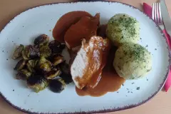 Schweinebraten mit Knödeln