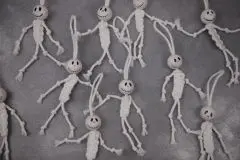 Makramee-Skelett als Halloweendeko