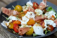 Fruchtiger Wildkräutersalat mit Burrata