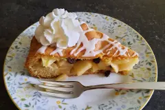 Gedeckter Apfelkuchen mit Rosinen & Korinthen