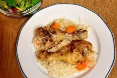 Hähnchenkeulen im Reisbett, mit Feldsalat und Avocado