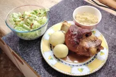 Knusprige Schweinshaxe mit Knödel