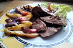 Gebackene Kalbsleber mit karamellisierten Zwiebel- und Birnenspalten