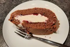 Schokobiskuitrolle mit Preiselbeer-Sahne-Füllung
