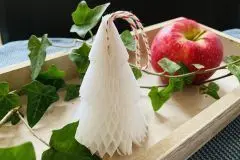 Tannenbäumchen aus Wabenpapier basteln