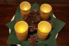 Adventliches Arrangement mit Auferstehungspflanze