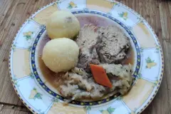 Schweinebraten auf buntem Gemüse