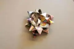 Geschenk-Schleifen selber machen: Deko-Stern aus Altpapier