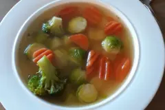 Wintersuppe mit buntem Gemüse