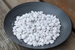 Weihnachtliche Nüsse mit Schnee