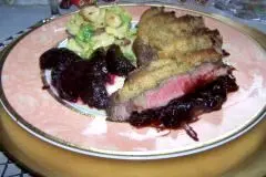 Rinderfilet mit Kruste und Beilagen