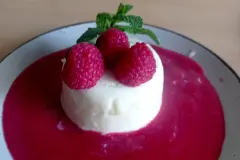 Panna cotta auf Himbeerspiegel