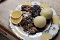 Entenbraten mit Orangen (Ente à l'orange) und Knödel