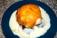 Dampfnudeln mit Vanillesoße und Karamellkruste