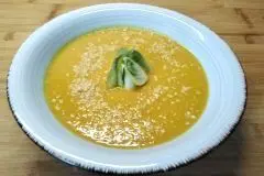 Gemüse-Creme-Suppe mit Erdnüssen