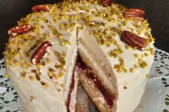 Pistazientorte mit Sauerkirschen