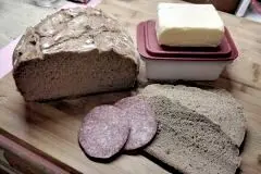 Brot mit Weizen-, Roggen- und Dinkelmehl
