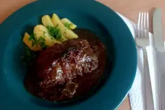 Kohlrouladen aus Wirsing mit Salzkartoffeln