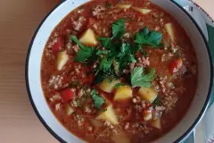 Puszta-Topf mit Speckwürfeln