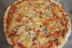 Pizza mit Sardellen und Paprika