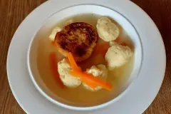 Grießklößchensuppe mit Baguette