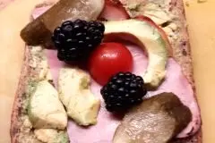 Avocadotoast mit Brombeeren
