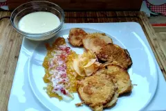 Apfelscheiben im Teigmantel mit Vanillesoße