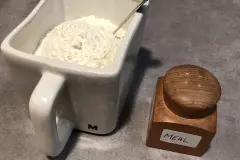 Lebensmittel mit Mehl bestäuben – einfacher Trick