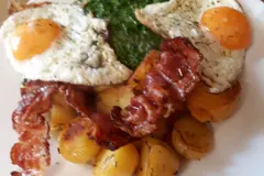 Bratkartoffeln mit Speck, Ei und Spinat