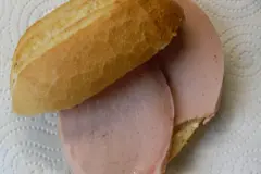 Warme Fleischwurst auf frischen Br&ouml;tchen