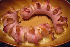 Fleischwurst mit rohem Schinken und K&auml;se &uuml;berbacken