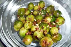 Gebratener Rosenkohl mit Schinken und Haseln&uuml;ssen