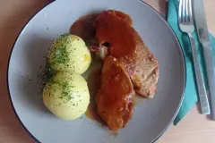 Schweine-Schinkenbraten mit Kl&ouml;&szlig;en
