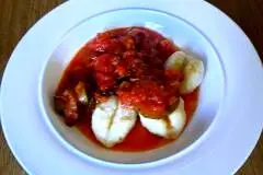 Gnocchi mit Zucchini und Tomatensoße