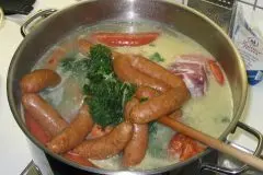 Gr&uuml;nkohl mit Pinkel und Hamburger s&uuml;&szlig;en Kartoffeln