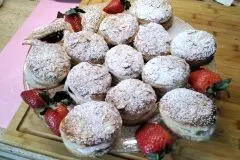 Blätterteigteilchen mit Beerenragout und Creme